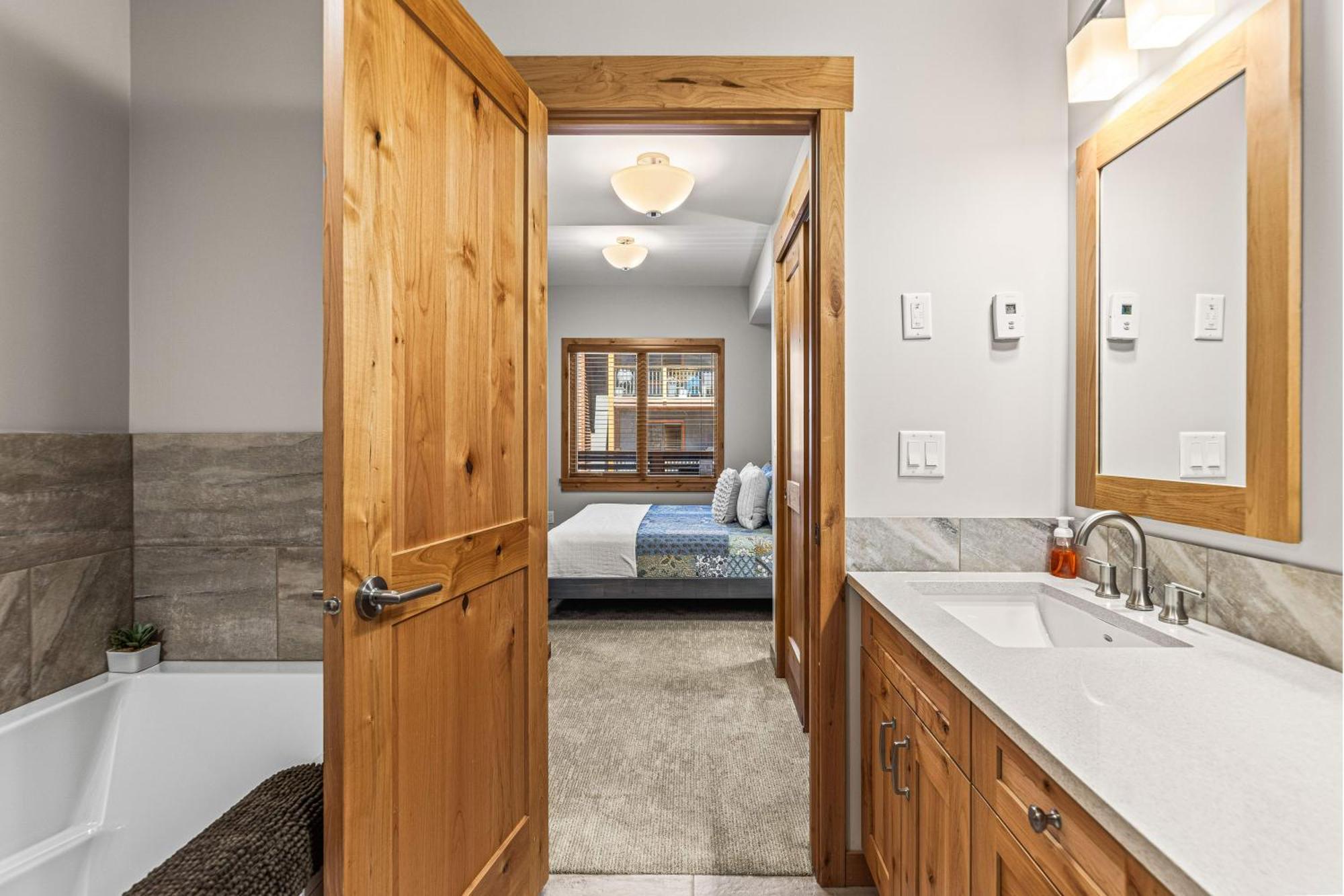 Spring Creek Luxury King One Bedroom At White Spruce Lodge Canmore Buitenkant foto