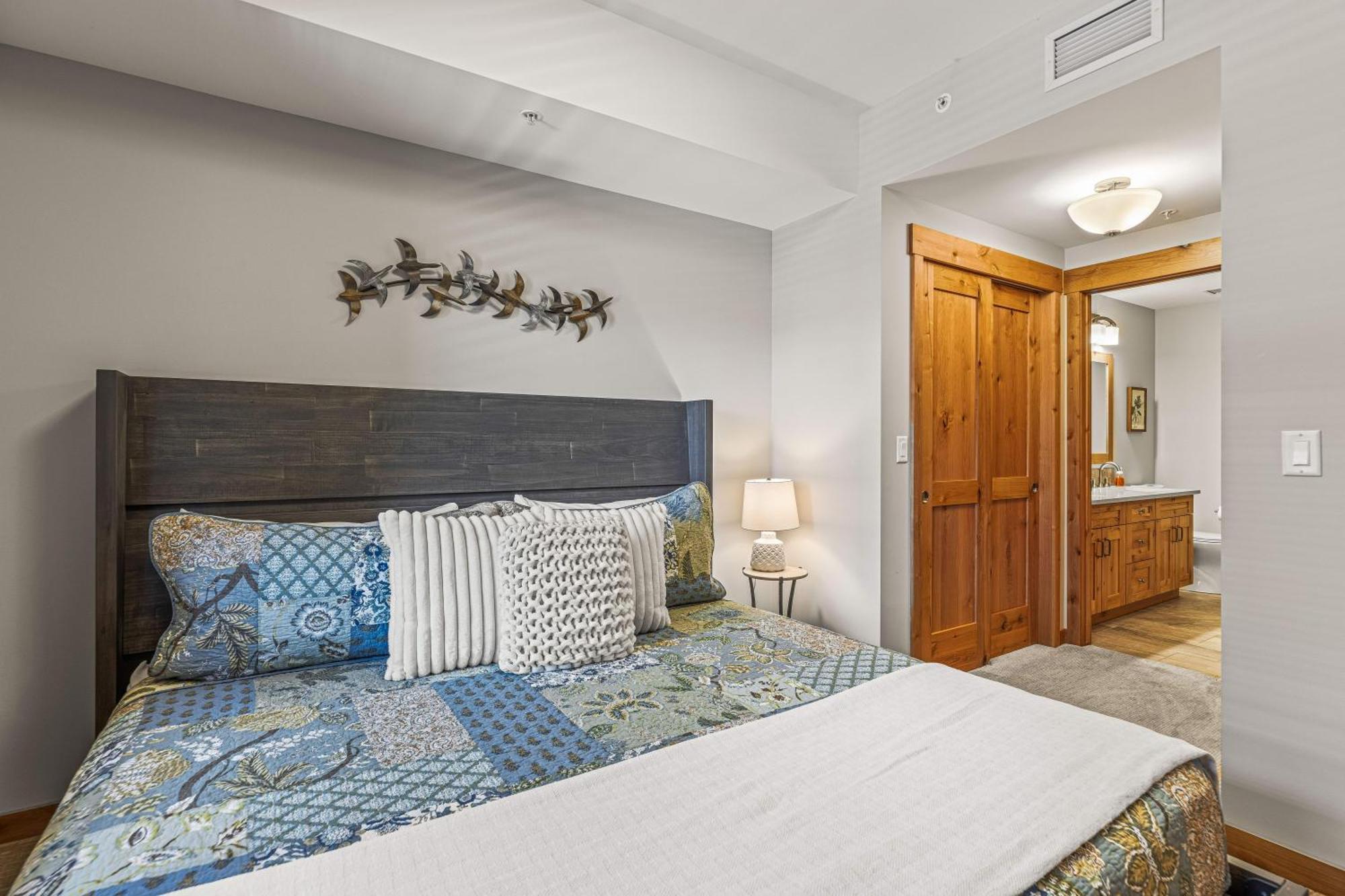 Spring Creek Luxury King One Bedroom At White Spruce Lodge Canmore Buitenkant foto