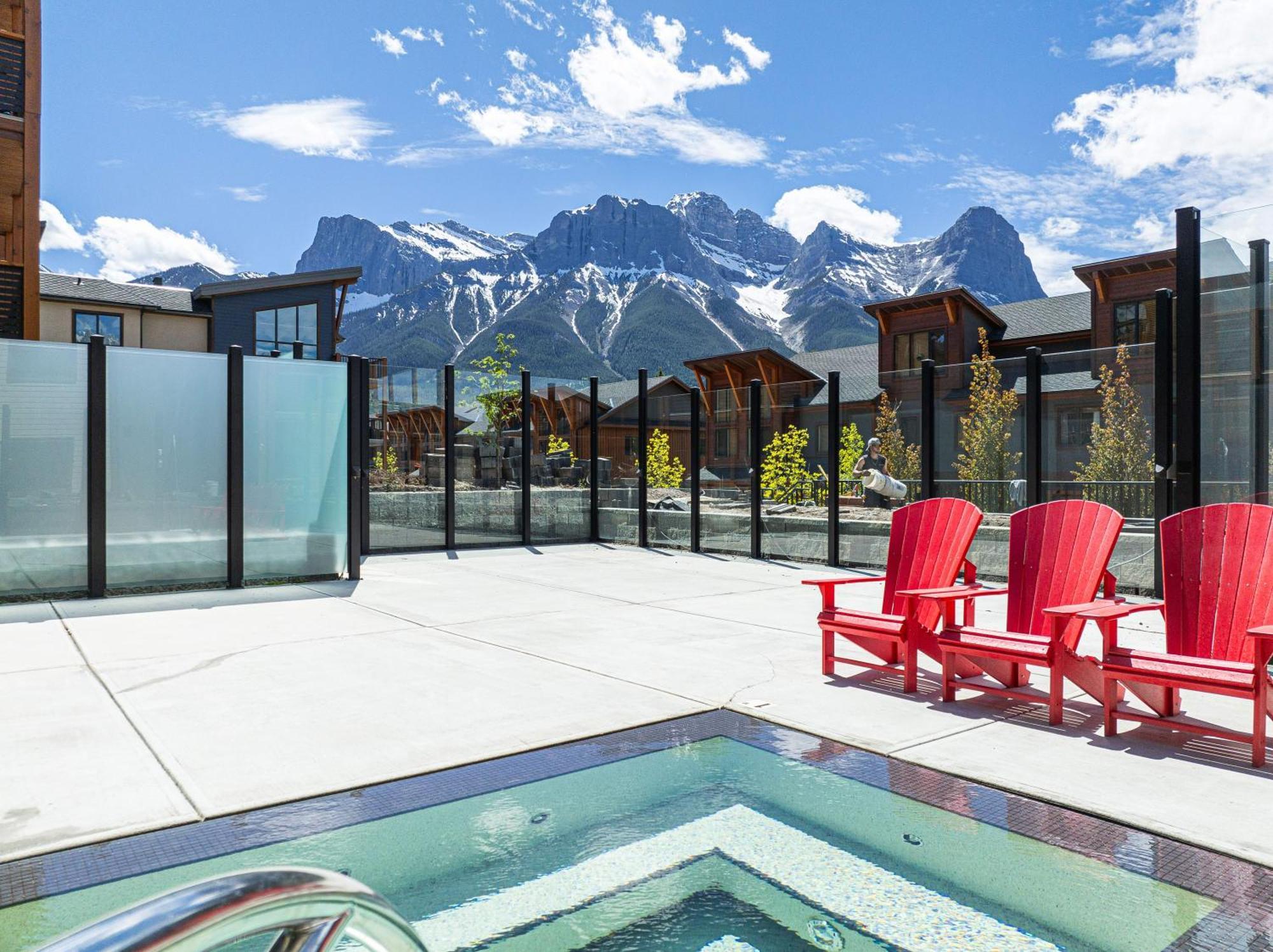 Spring Creek Luxury King One Bedroom At White Spruce Lodge Canmore Buitenkant foto