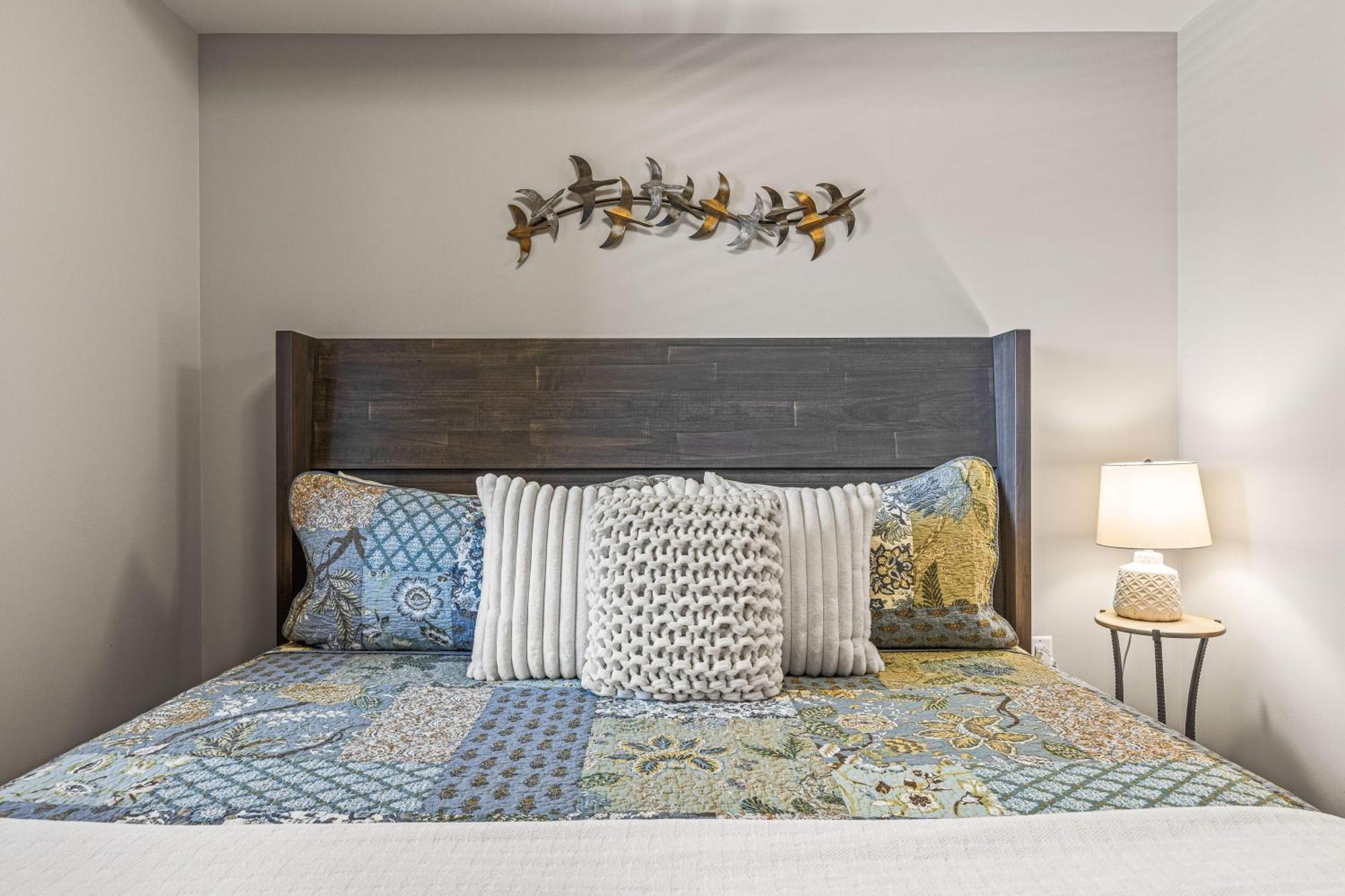 Spring Creek Luxury King One Bedroom At White Spruce Lodge Canmore Buitenkant foto