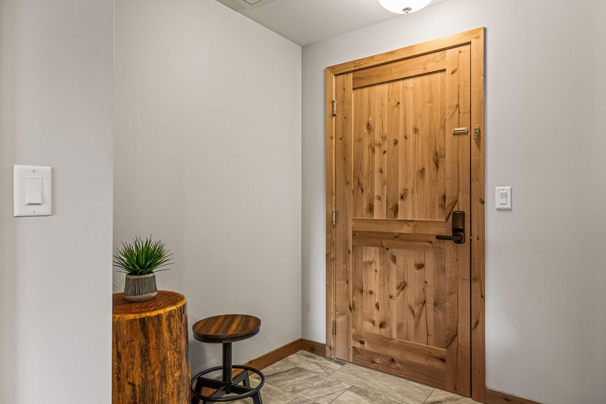 Spring Creek Luxury King One Bedroom At White Spruce Lodge Canmore Buitenkant foto