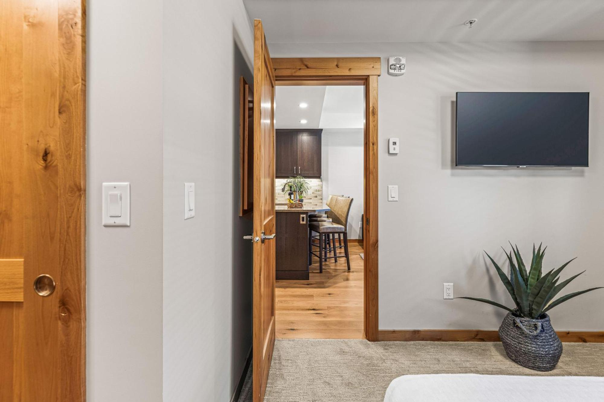 Spring Creek Luxury King One Bedroom At White Spruce Lodge Canmore Buitenkant foto