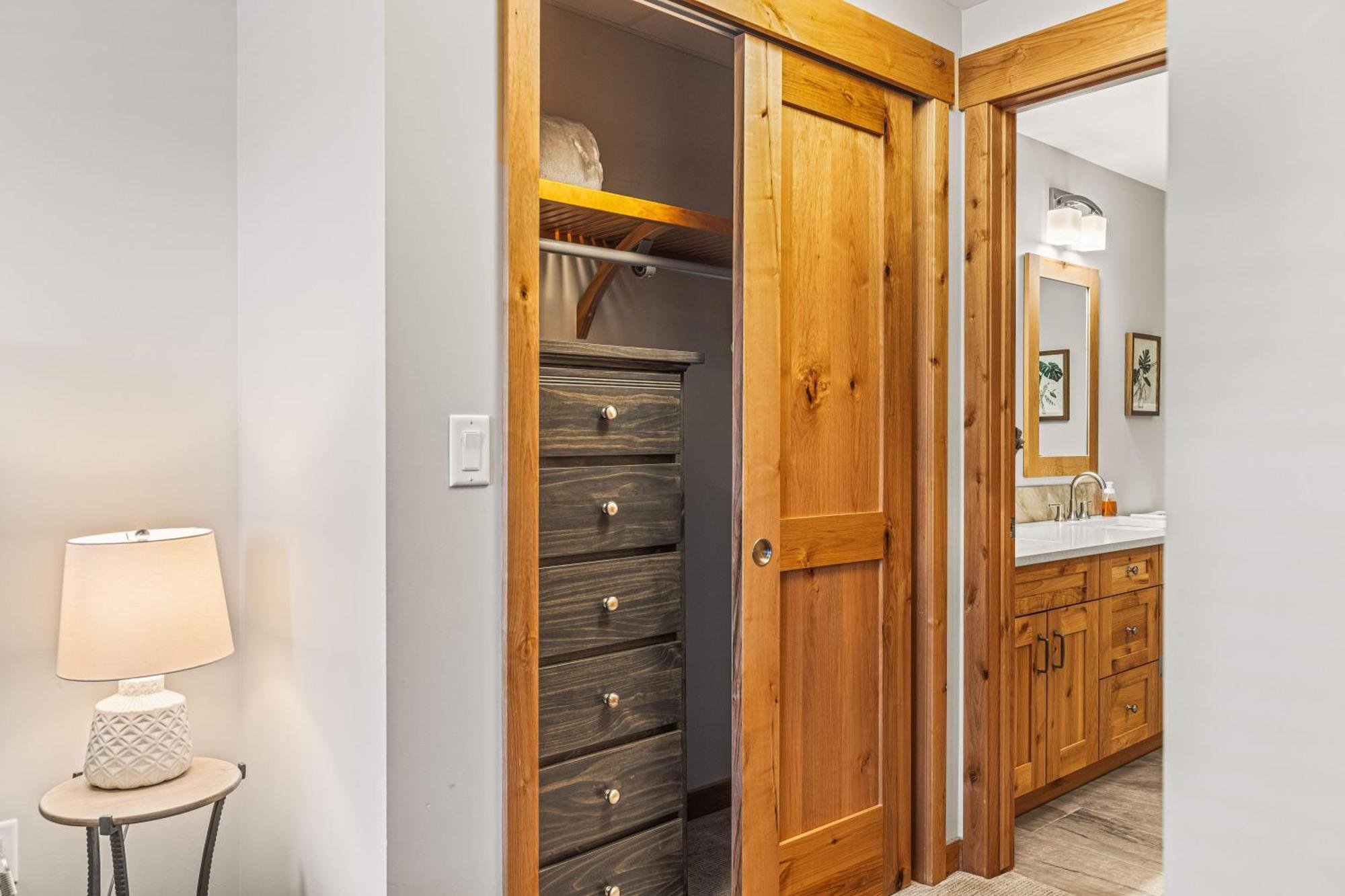 Spring Creek Luxury King One Bedroom At White Spruce Lodge Canmore Buitenkant foto