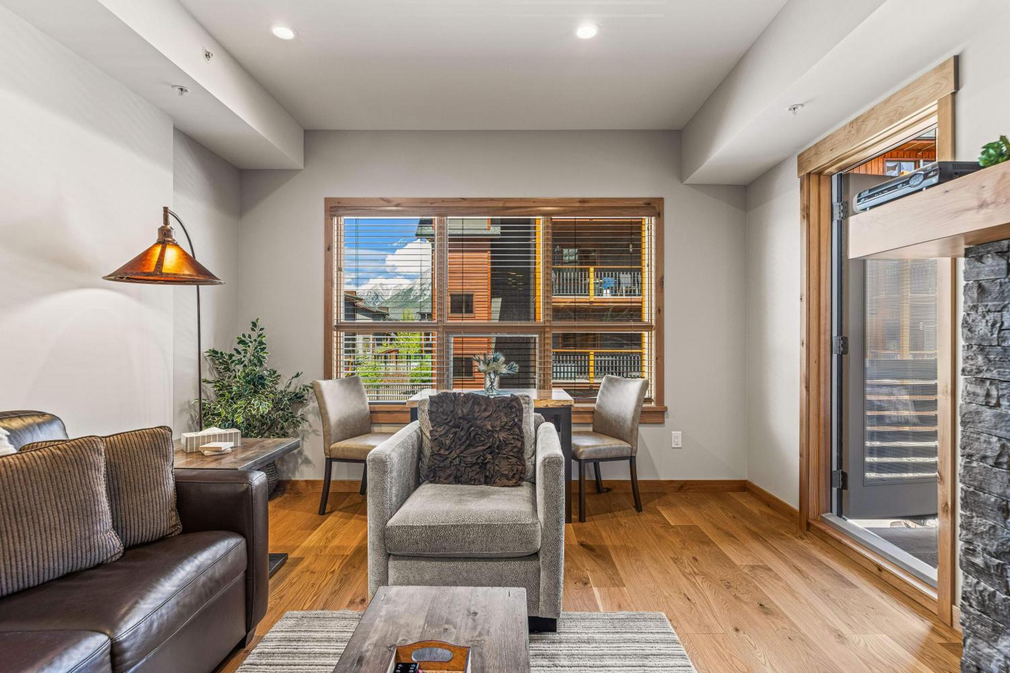 Spring Creek Luxury King One Bedroom At White Spruce Lodge Canmore Buitenkant foto