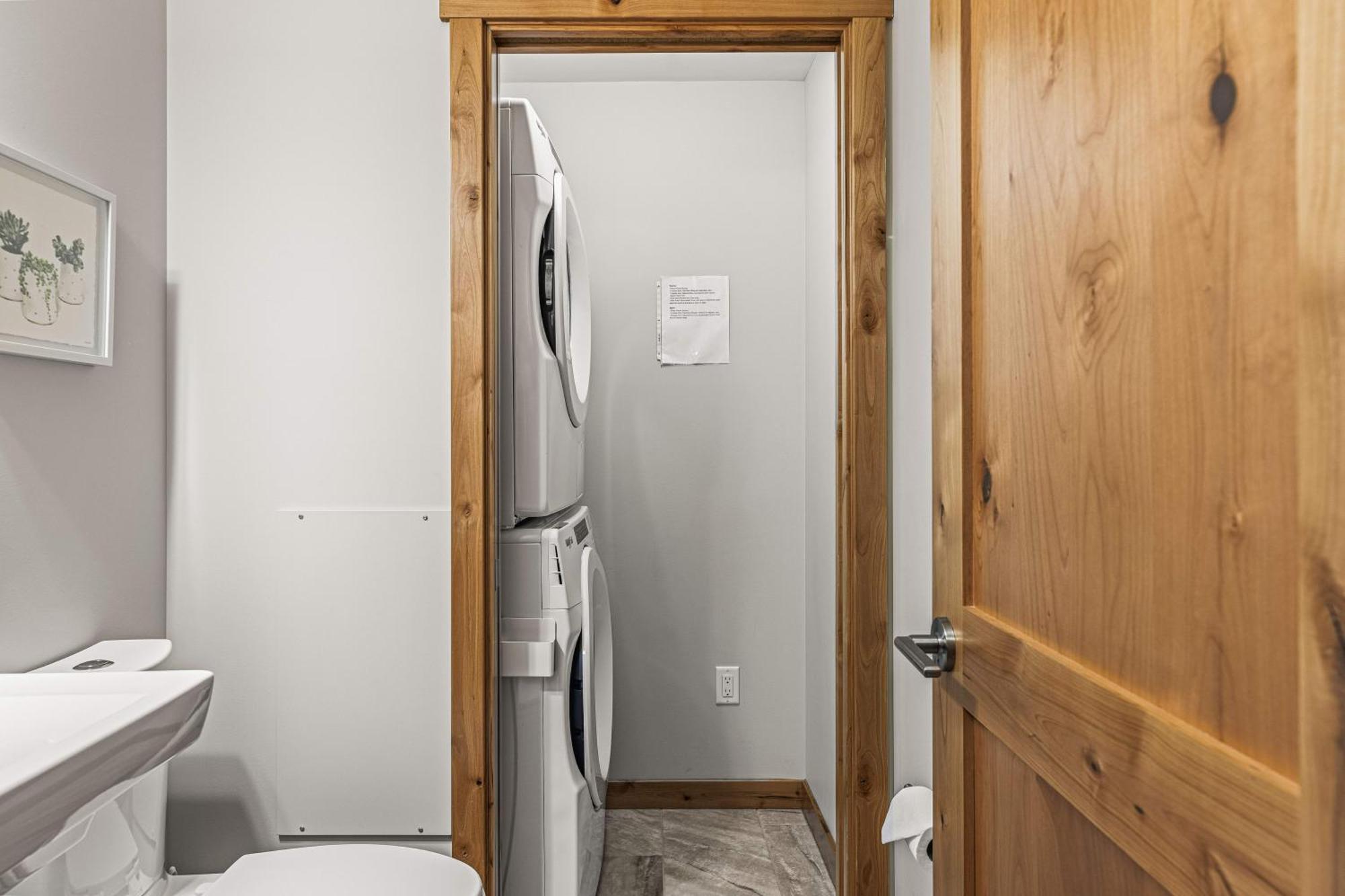 Spring Creek Luxury King One Bedroom At White Spruce Lodge Canmore Buitenkant foto