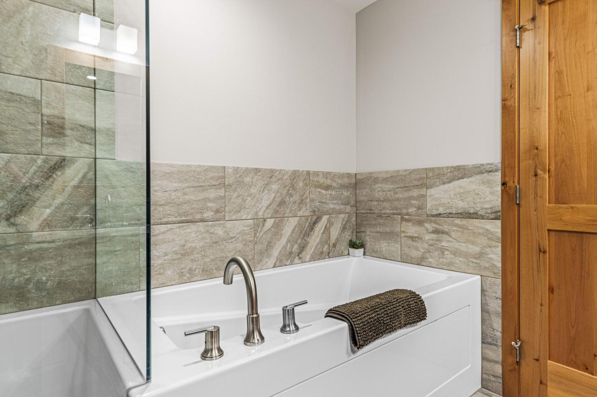 Spring Creek Luxury King One Bedroom At White Spruce Lodge Canmore Buitenkant foto