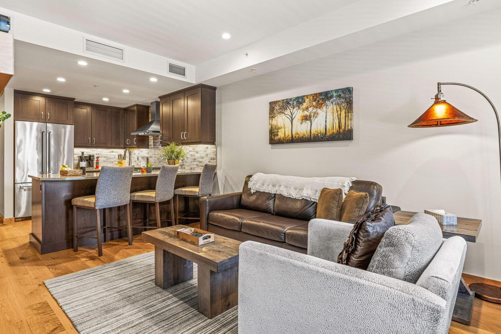 Spring Creek Luxury King One Bedroom At White Spruce Lodge Canmore Buitenkant foto