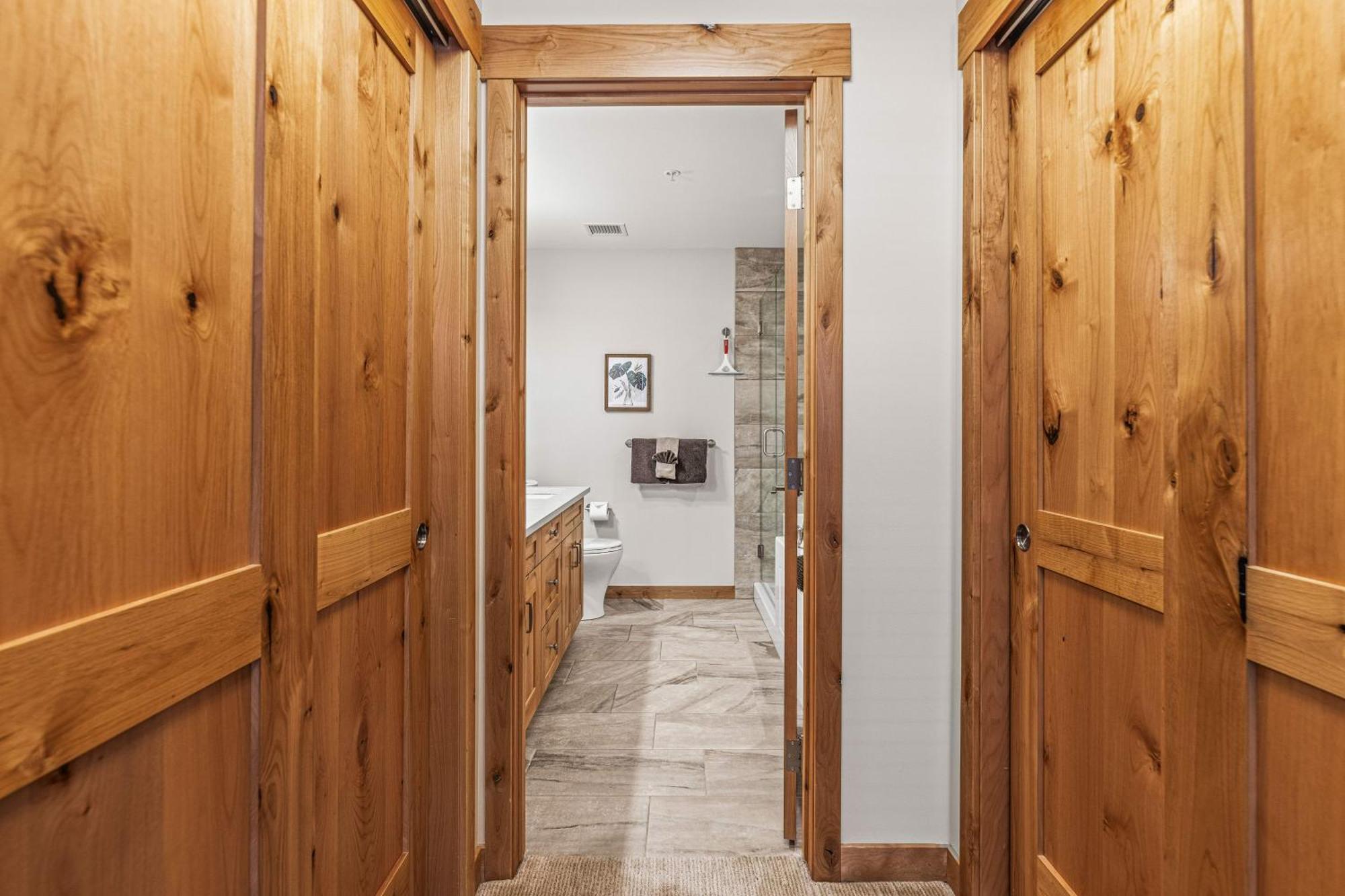 Spring Creek Luxury King One Bedroom At White Spruce Lodge Canmore Buitenkant foto