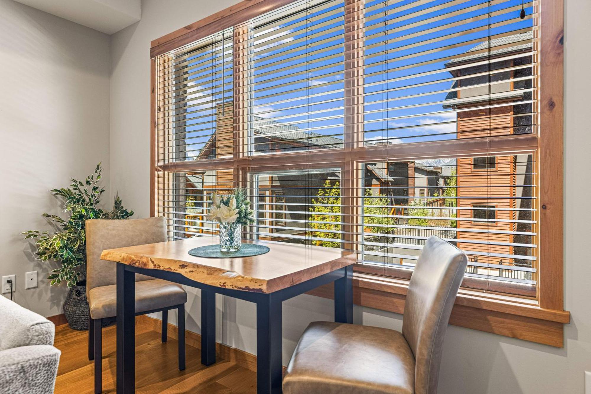 Spring Creek Luxury King One Bedroom At White Spruce Lodge Canmore Buitenkant foto