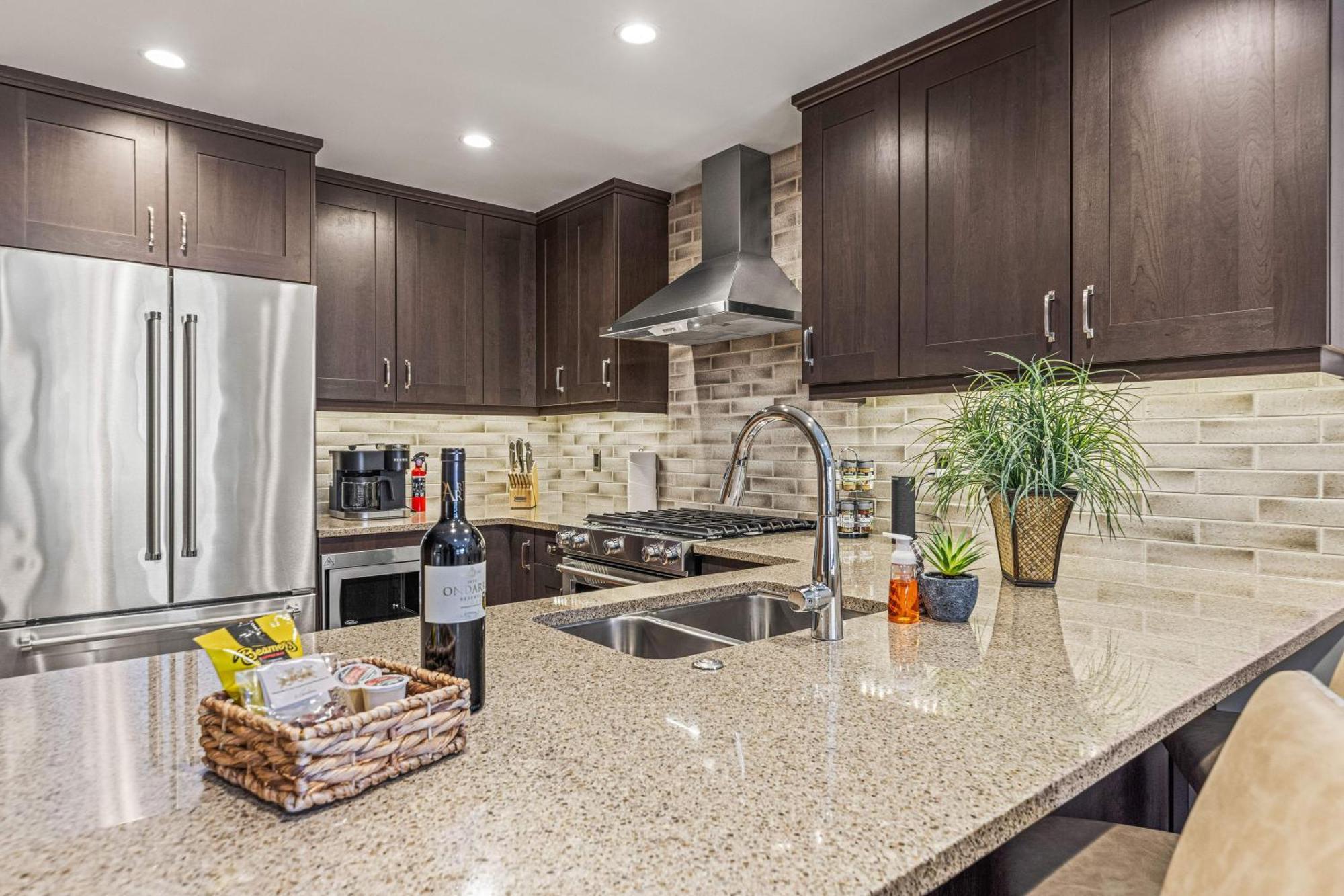 Spring Creek Luxury King One Bedroom At White Spruce Lodge Canmore Buitenkant foto