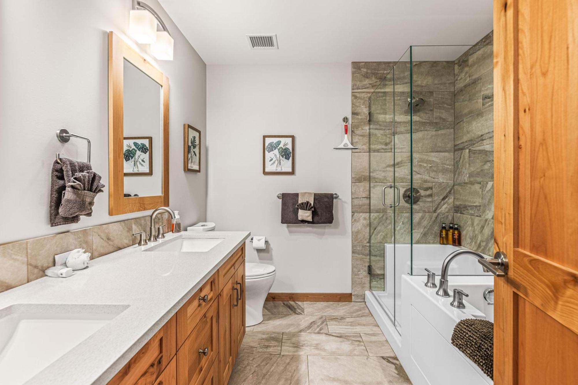 Spring Creek Luxury King One Bedroom At White Spruce Lodge Canmore Buitenkant foto