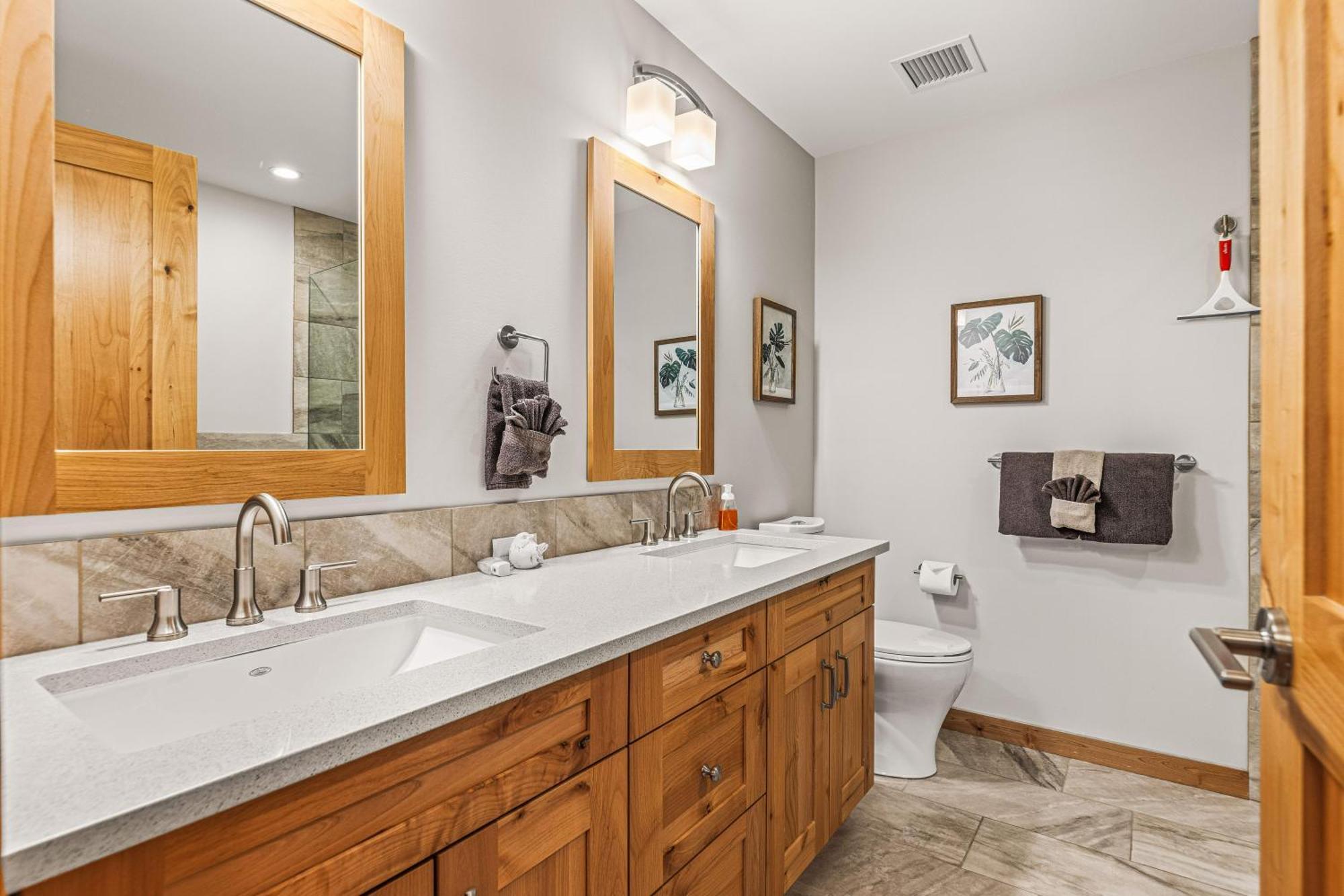Spring Creek Luxury King One Bedroom At White Spruce Lodge Canmore Buitenkant foto