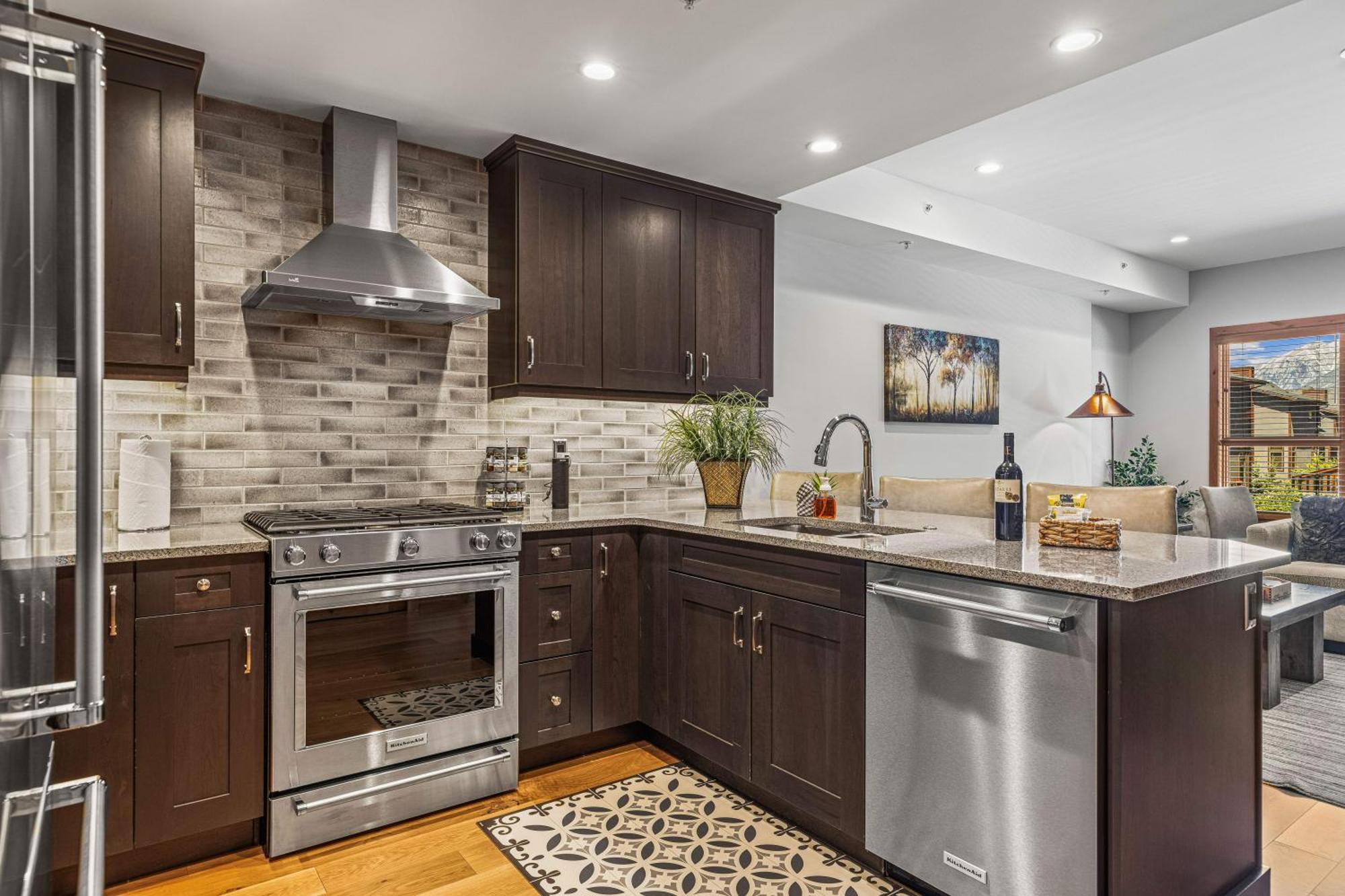 Spring Creek Luxury King One Bedroom At White Spruce Lodge Canmore Buitenkant foto