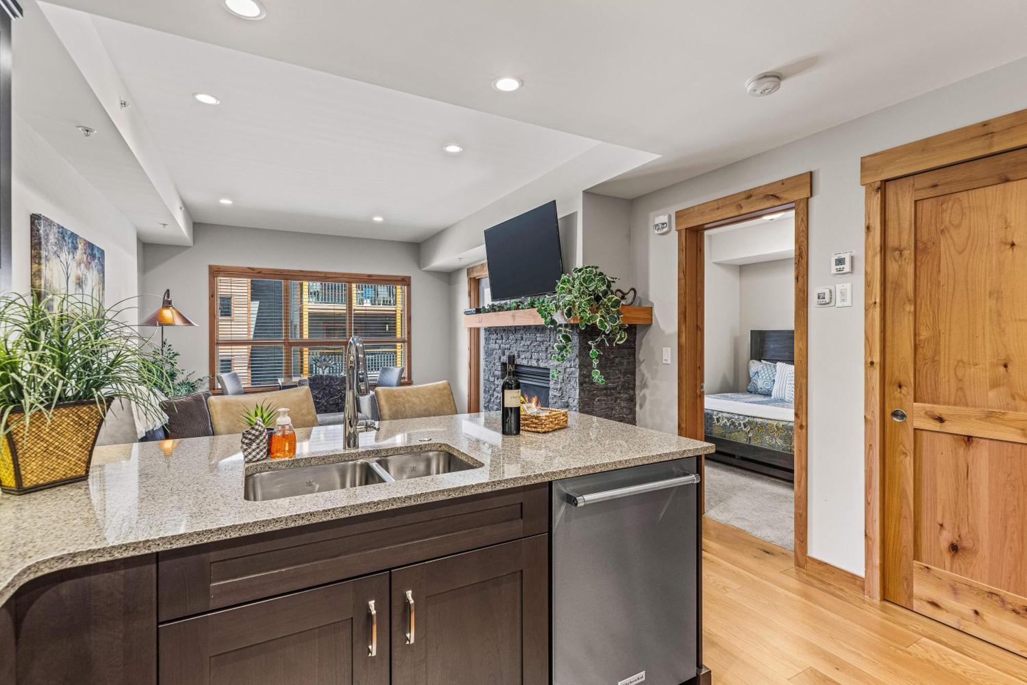 Spring Creek Luxury King One Bedroom At White Spruce Lodge Canmore Buitenkant foto