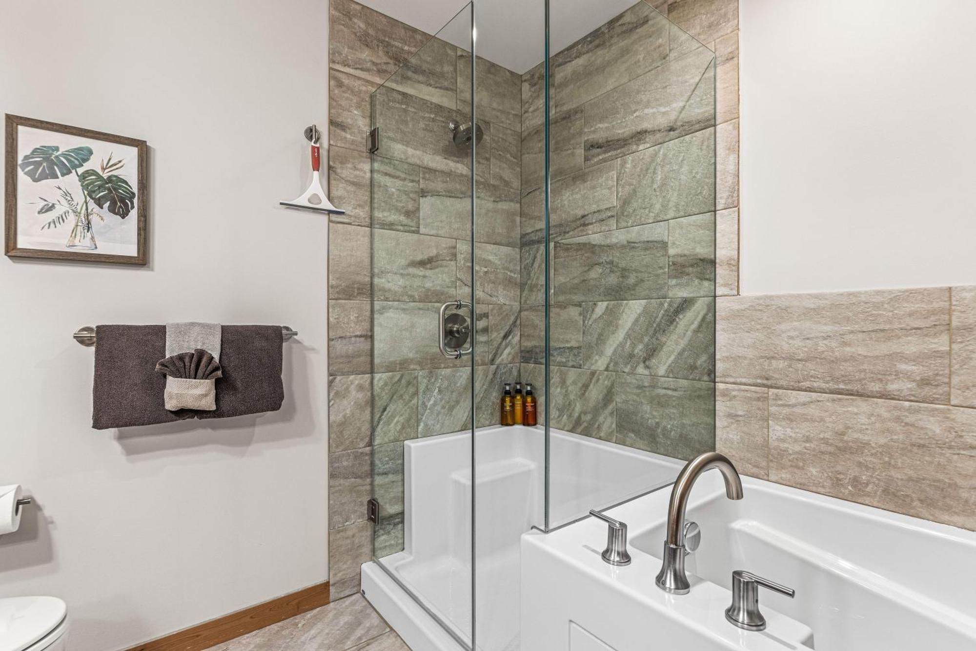 Spring Creek Luxury King One Bedroom At White Spruce Lodge Canmore Buitenkant foto