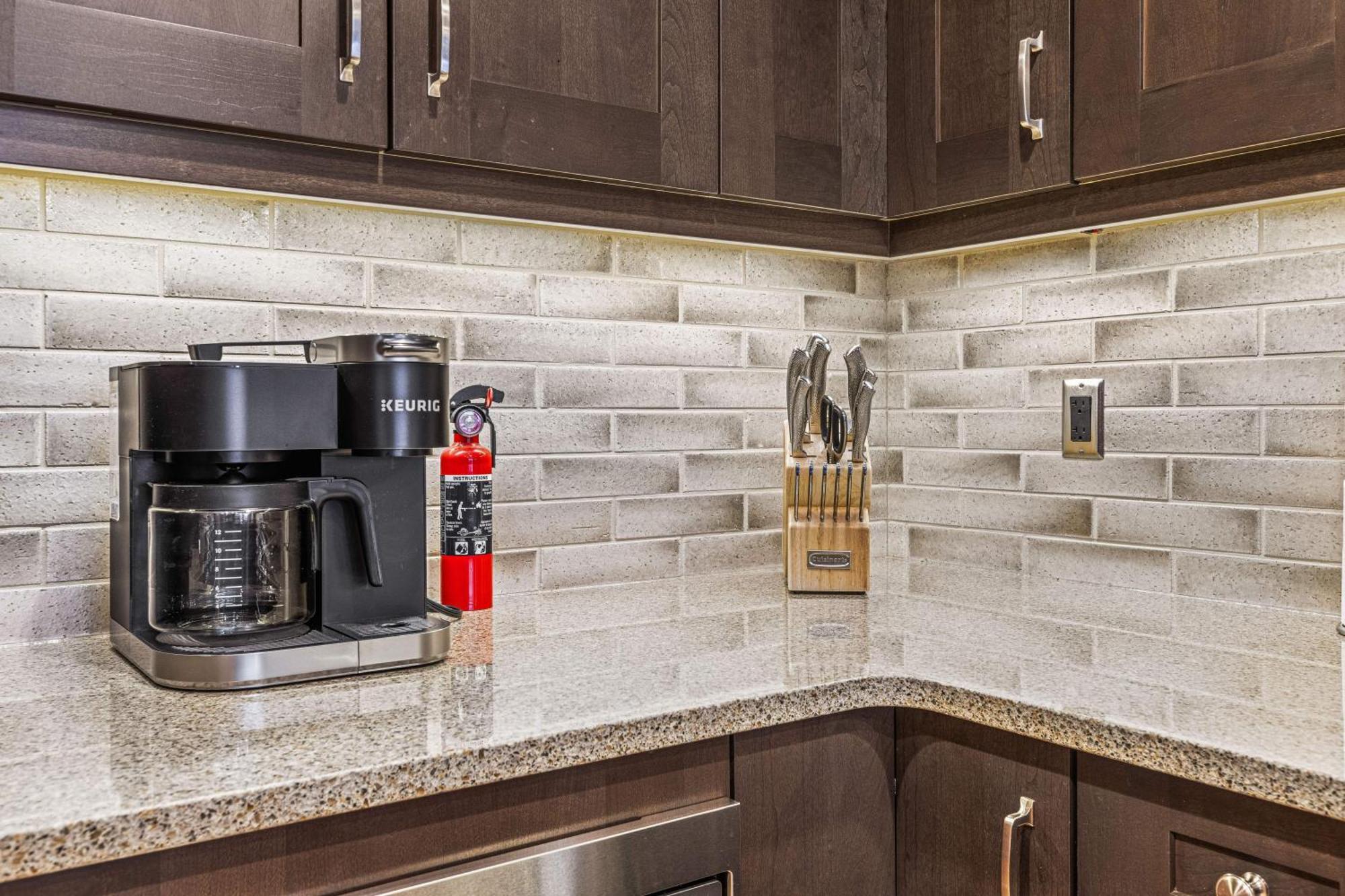 Spring Creek Luxury King One Bedroom At White Spruce Lodge Canmore Buitenkant foto