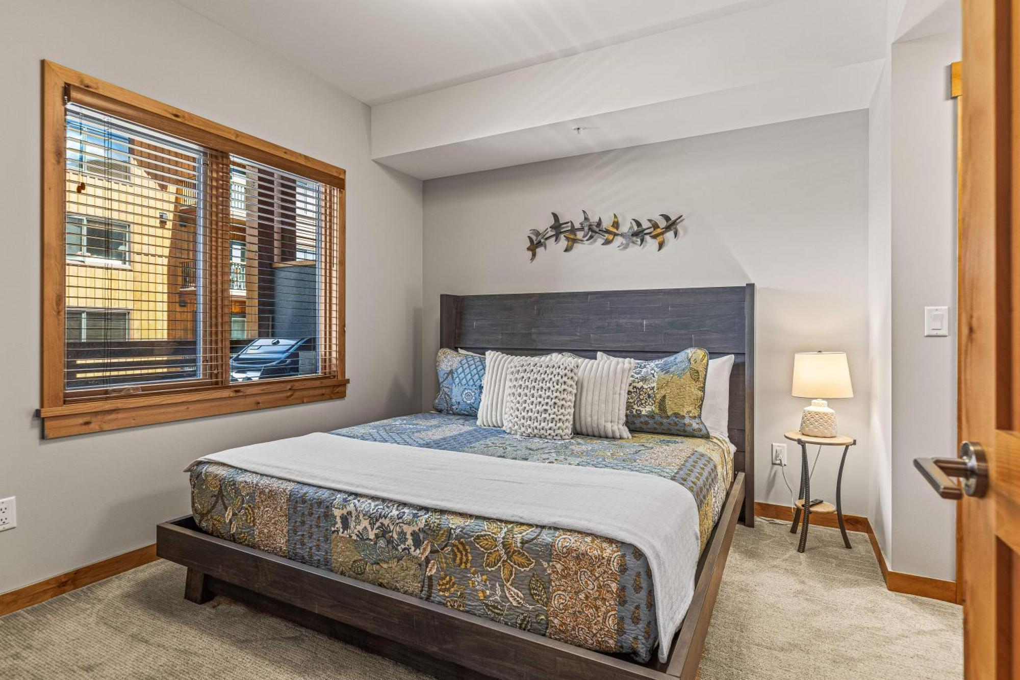 Spring Creek Luxury King One Bedroom At White Spruce Lodge Canmore Buitenkant foto