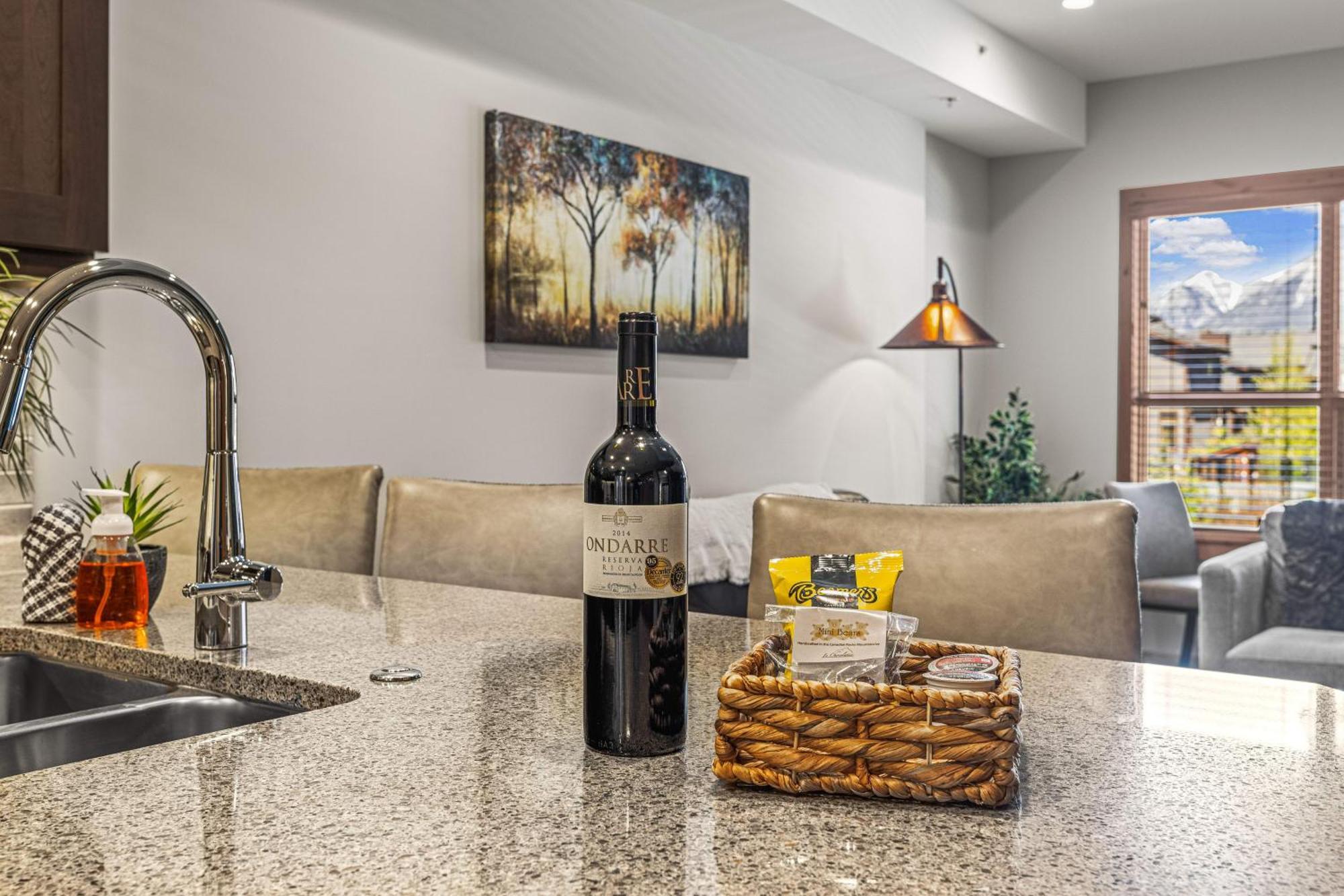 Spring Creek Luxury King One Bedroom At White Spruce Lodge Canmore Buitenkant foto