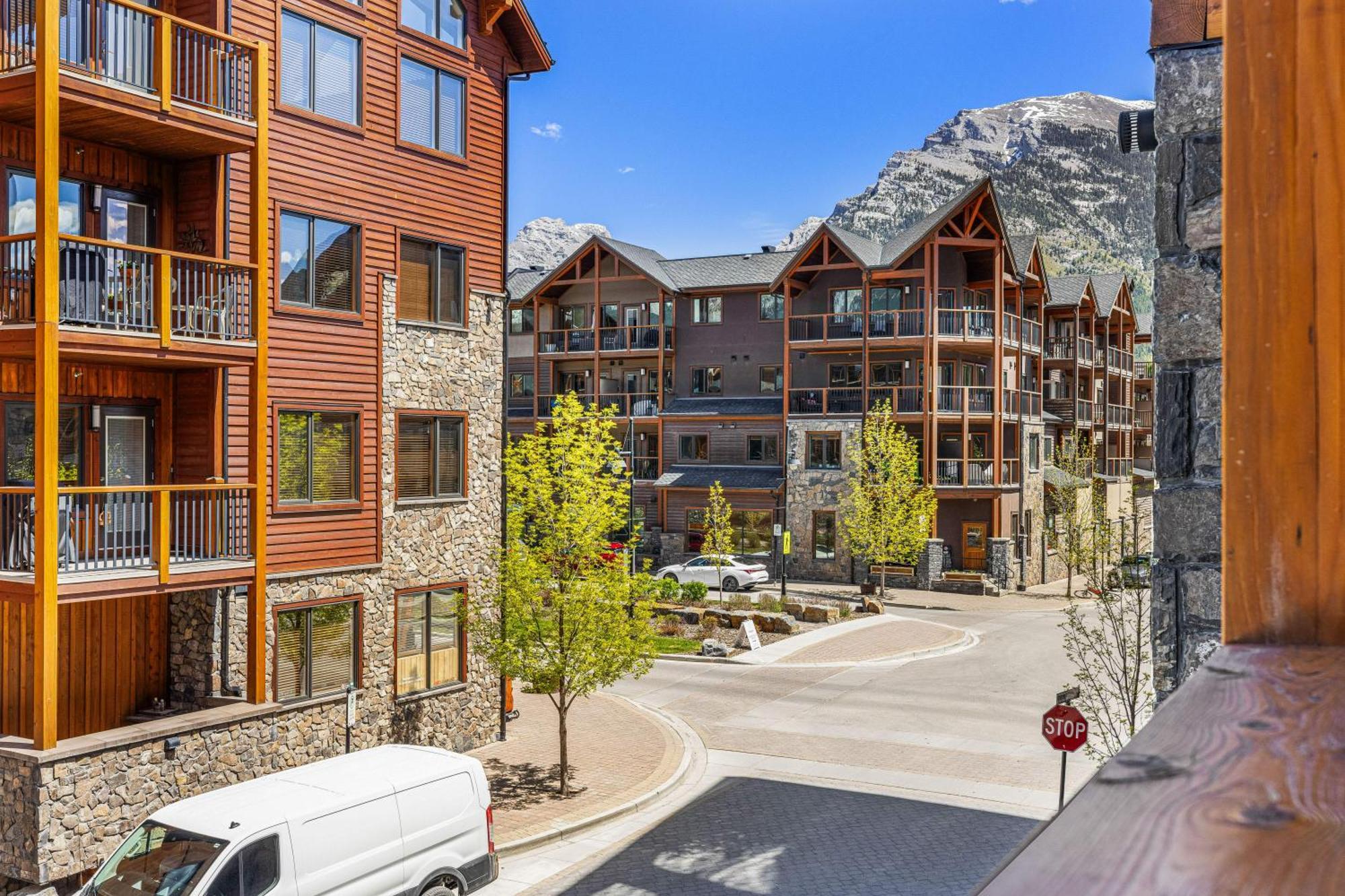 Spring Creek Luxury King One Bedroom At White Spruce Lodge Canmore Buitenkant foto