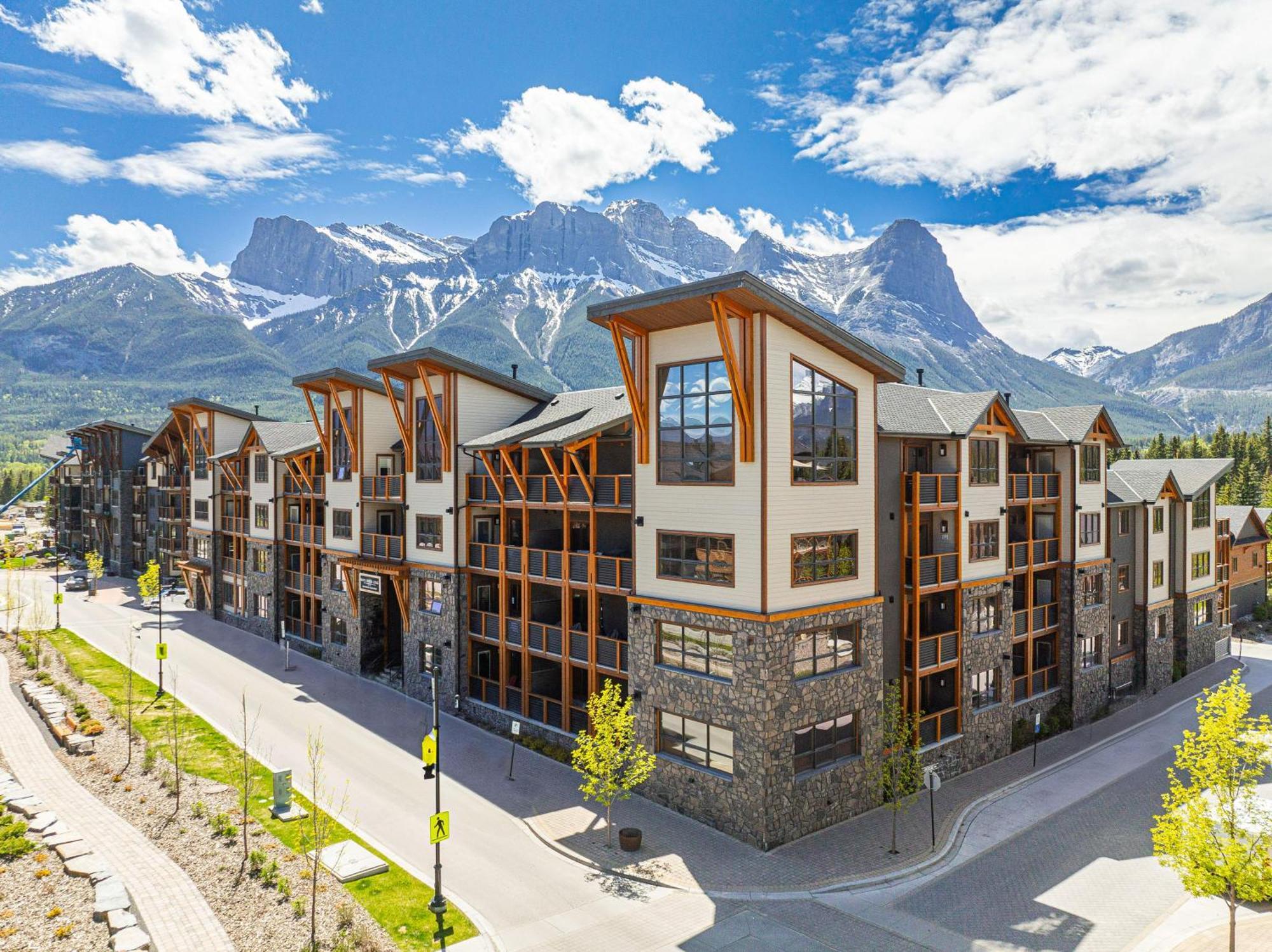 Spring Creek Luxury King One Bedroom At White Spruce Lodge Canmore Buitenkant foto
